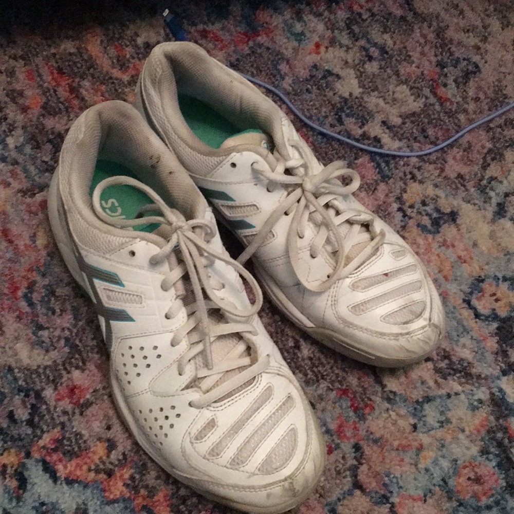 Women’s tennis shoes